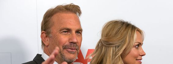 Kevin Costner alături de soția lui.jpg