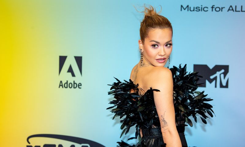 Rita Ora arată spectaculos într-o rochie neon decoltată și papuci de casă/Profimedia