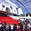 Pose du tapis rouge devant le palais des festivals, quelques heures avant l'ouverture du festival de Cannes