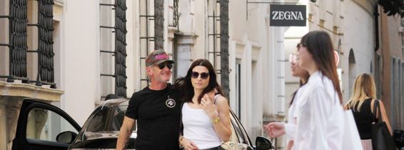 Sean Penn și noua lui iubită, fotografiați în în ipostaze romantice, în vacanță în Italia