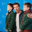Richard Boxall, Benedict Cumberbatch und Henry Boxall beim Photocall zum Kinofilm 'The Thing with Feathers' auf der Berlinale 2025 / 75. Internationale Filmfestspiele Berlin im Hotel Grand Hyatt. Berlin, 18.02.2025