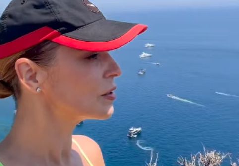 Andreea Marin nu ia pauză de la sport nici în vacanță. În bustieră neon și colanți mulați, a alergat pe străduțele din Capri