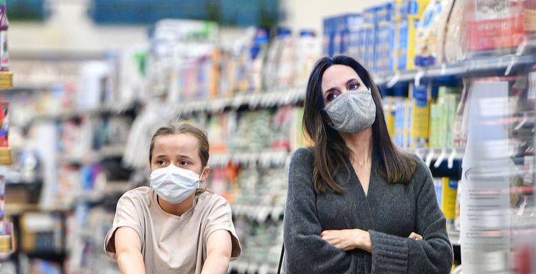 EXCLUSIVE: Angelina Jolie Does Some Grocery Shopping With Daughter Vivienne at Gelson's Supermarket in Hollywood, CA.