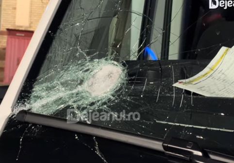 Ambulanță atacată cu topoare și bâte după un zvon viral de pe TikTok. Șoferul a ajuns pe masa de operație