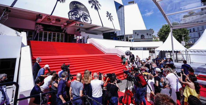Pose du tapis rouge devant le palais des festivals, quelques heures avant l'ouverture du festival de Cannes