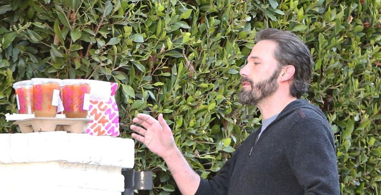 PREMIUM EXCLUSIVE Ben Affleck Emerges With Slicked Back Hair As He Retrieves His Breakfast Delivery