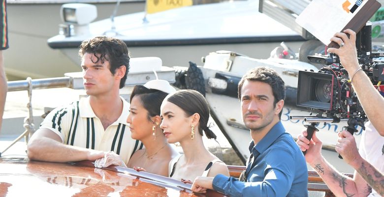 Lily Collins, surprinsă la filmările pentru „Emily in Paris” în Veneția/ Profimedia