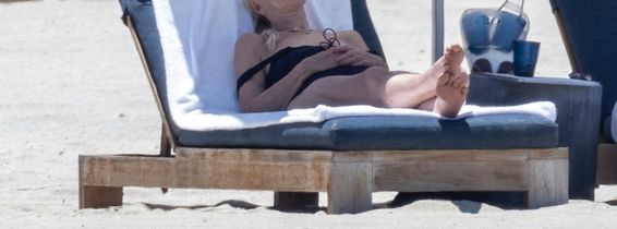 Helen Mirren la plajă