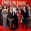 Distribuția din „Emily in Paris” la premiera sezonului 5 din Paris/ Getty Images