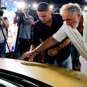 Ce s-a ales de mașinile pe care David Popovici le-a primit de la Ion Țiriac după JO de la Paris! Campionul nu le conduce