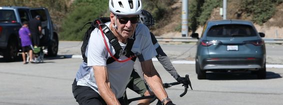 La 84 de ani, Harrison Ford dovedește că vârsta e doar un număr. Actorul, pe bicicletă de-a lungul coastei Los Angelesului
