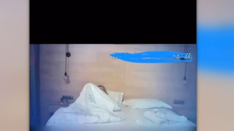 Camere video descoperite în prizele din dormitoarele unei cabane din Sibiu: „Filmau ce se întâmpla în pat. Și în baie erau”
