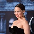 Emilia Clarke intr-o rochie neagra fara umeri la premiera Game of Thrones