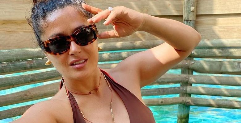 SALMA HAYEK IN COSTUM DE BAIE