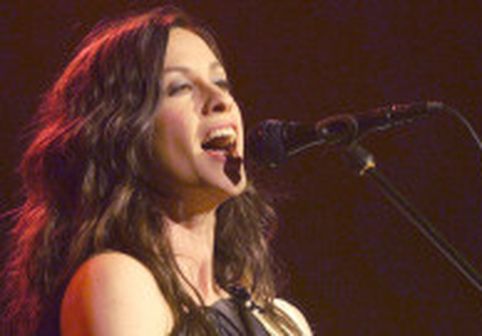 Alanis Morissette, amenințată cu acuzații de trafic de droguri. Ce i-ar fi cerut fosta manageră pentru a "încheia" totul
