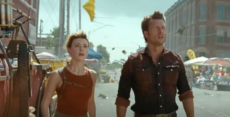 Twisters USA. Daisy Edgar-Jones and Glen Powell in the fim Twisters ((C) Warner Bros) a 2024 American disaster film dire