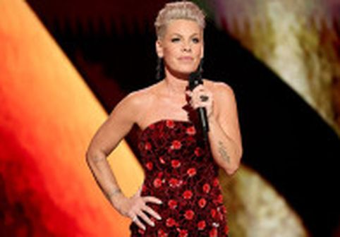 Pink, ironie savuroasă după ce a fost criticată pentru cum arată fără machiaj: "Arăt HOT!" Cum a fost fotografiată artista