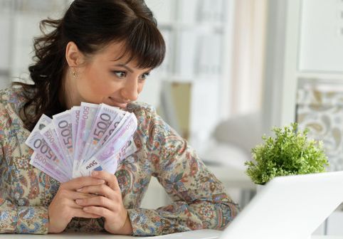 4 zodii care par să aibă „lipici” la bani. Găsesc mereu o cale să evite falimentul