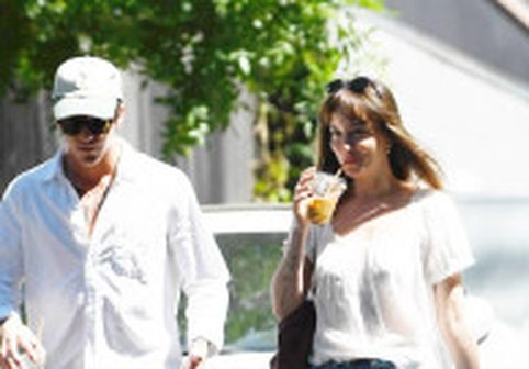 Dakota Johnson, colaborare surpriză cu iubitul ei. Cum a ajuns actrița din „Materialiștii” să apară pe noul album al lui Role Model
