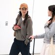 Katie Holmes și fiica ei, Suri, fotografiate pe aeroportul din Los Angeles