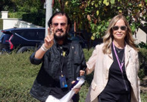Ringo Starr e însurat de 45 de ani cu o fostă fată Bond. Cum arăta Barbara când juca alături de Roger Moore