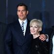 Henry Cavill, însoțit de mama lui la premiera ”The Witcher”