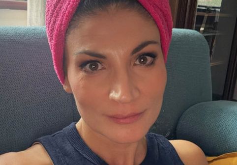 Ioana Ginghină, procedură estetică la 49 de ani. Actrița s-a lăsat înțepată din cap până în decolteu: „Să le rezolvăm pe toate!”