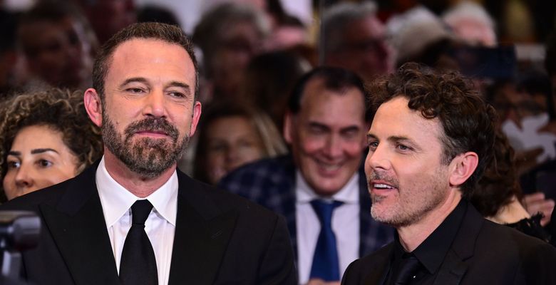 Apariție rară a fraților Affleck! Ben și Casey s-au reunit la Veneția, la aproape 10 ani de la ultima apariție împreună pe covorul roșu