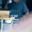 Bruce Willis, fotografiat în oraș cu un prieten, la șase săptămâni de când a dezvăluit că suferă de afazie
