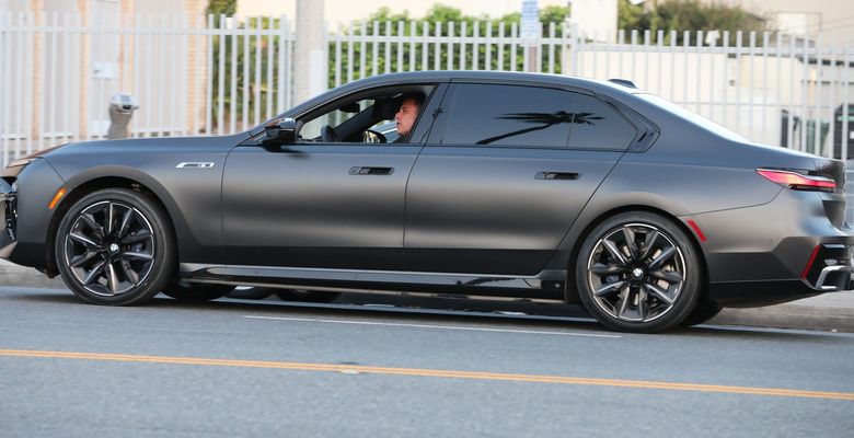 PREMIUM EXCLUSIVE Ben Affleck Stuffs His Face At The McDonald's Drive-Thru