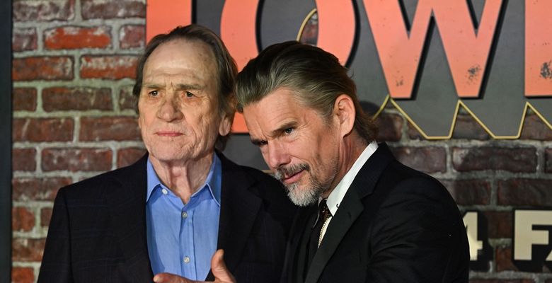 Tommy Lee Jones, prima apariție pe covorul roșu la mai bine de nouă luni de la moartea fiicei sale. Ethan Hawke i-a fost alături