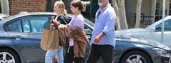 *EXCLUSIVE* Mel Gibson goes to the grocery store with his daughter in Malibu