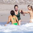 Melanie Griffith cu prietenii, pe plaja