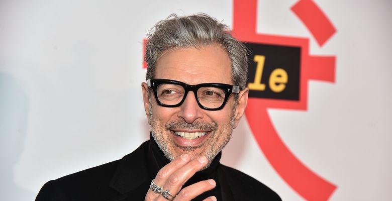 jeff goldblum intr-un costum negru cu ochelari la ochi la premiera filmului Isle of Dogs