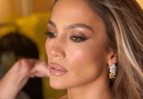 J.Lo le "dă peste nas" celor care o critică pentru ținutele ei: "De ce e mereu dezbrăcată? Nu se îmbracă toată lumea așa?"