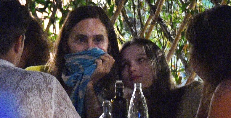 Jared Leto, fotografiat alături de o femeie în Italia
