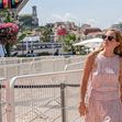 Emma Watson déjeune en terrasse de La Bièrerie By Brasserie Du Casino et va ensuite se promener sur la croisette lors du 78ème Festival International du Film de Cannes