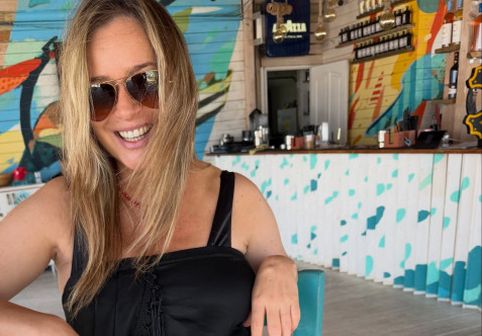 Cum arată Laura Cosoi în costum de baie, la o lună după naștere. Actrița a plecat la mare după botezul celei de-a cincea fiice