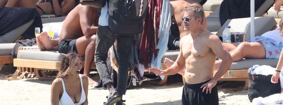 *PREMIUM-EXCLUSIVE* MUST CALL FOR PRICING BEFORE USAGE  - It's family fun in the sun for the American Actor Matt Damon with his wife Luciana Barroso during a day out on the beach during their Greek holiday with the Hemsworths out in Mykonos.*PICTURES TAK