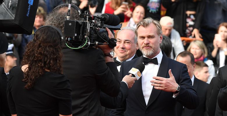 christopher nolan da un interviu pe covorul rosu