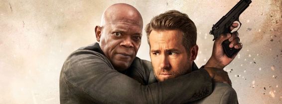 ryan reynolds il tine in brate pe samuel l jackson in posterul filmului the hitman's bodyguard