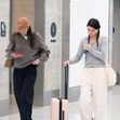 Katie Holmes și fiica ei, Suri, fotografiate pe aeroportul din Los Angeles