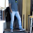 Bruce Willis, fotografiat în oraș cu un prieten, la șase săptămâni de când a dezvăluit că suferă de afazie
