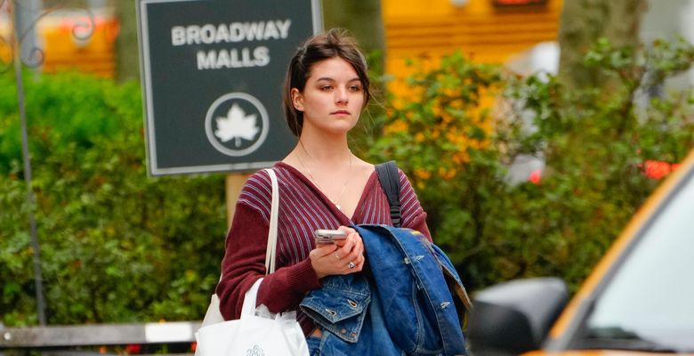 Suri Cruise, surprinsă pe străzile din New York de ziua ei de naștere/ Profimedia