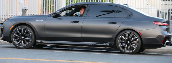 PREMIUM EXCLUSIVE Ben Affleck Stuffs His Face At The McDonald's Drive-Thru