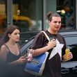 Cum a fost surprinsă fiica lui Katie Holmes și a lui Tom Cruise pe străzile din New York.jpg