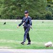 Catherine Zeta-Jones, fotografiată în parc, la plimbare cu câinele