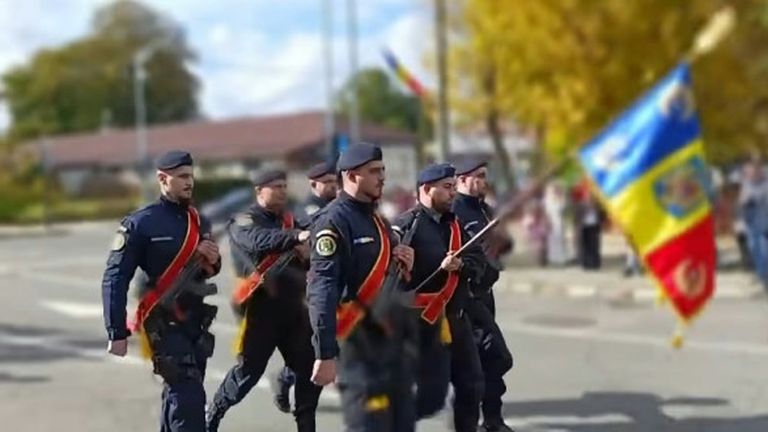 „Cascadorii râsului”. Imagini virale cu parada de Ziua Armatei în Călărași: jandarmii n-au nimerit pasul, iar fanfara notele