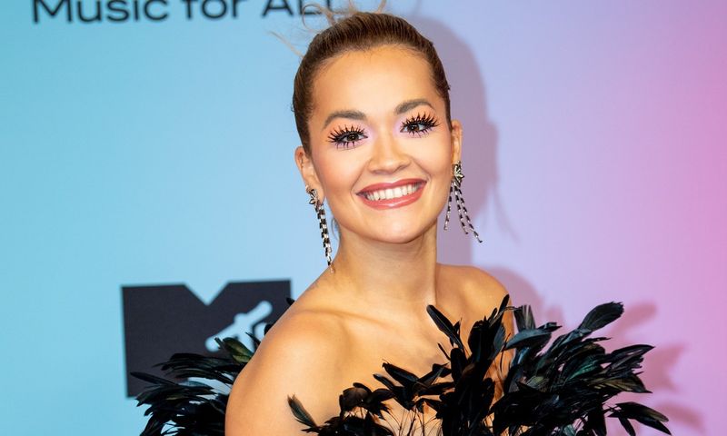 Rita Ora și-a arătat formele voluptoase într-un costum de baie/ Profimedia