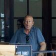 Bruce Willis, fotografiat în oraș cu un prieten, la șase săptămâni de când a dezvăluit că suferă de afazie